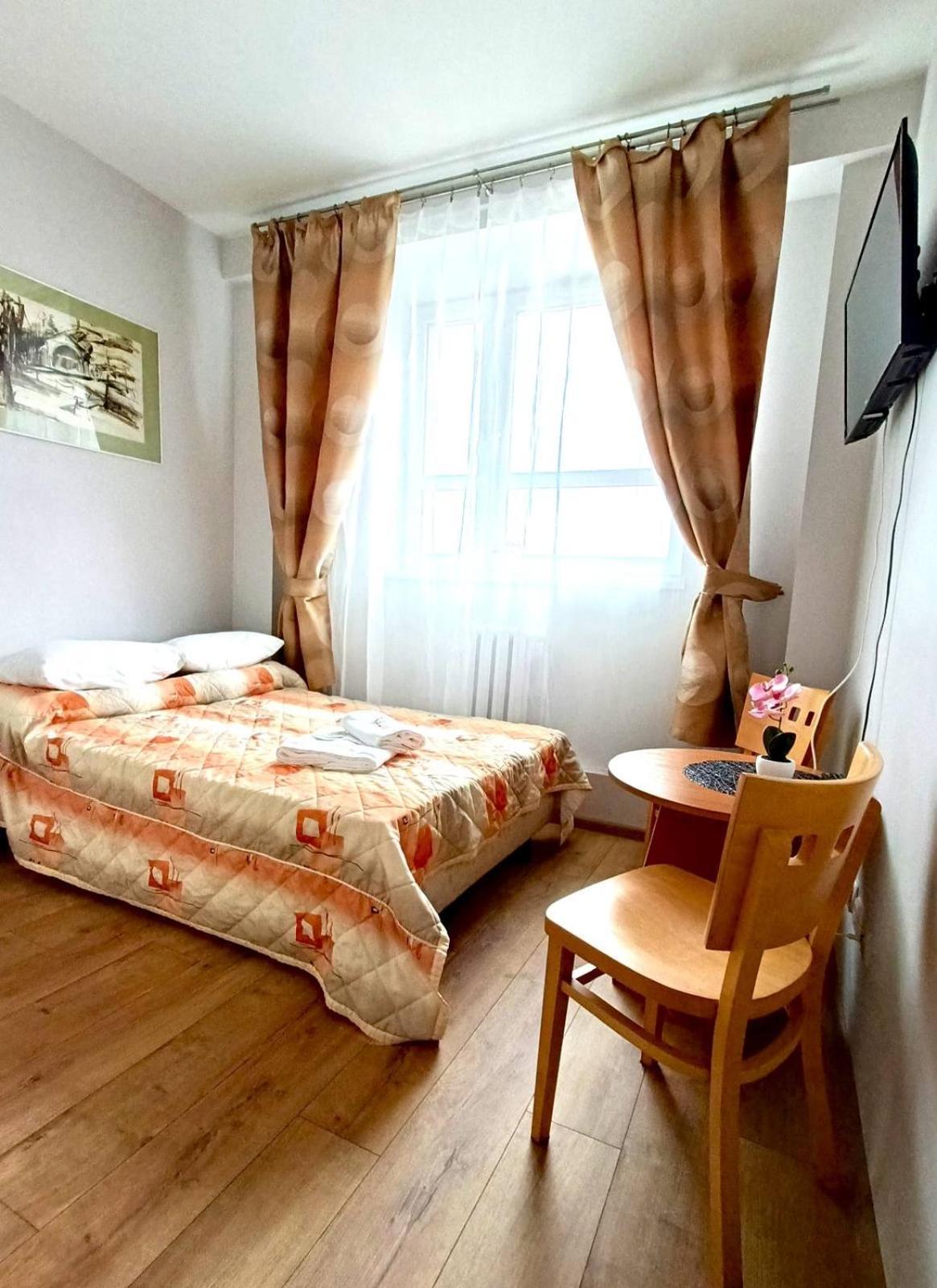 Auberge de jeunesse Sami Swoi Kutno Extérieur photo