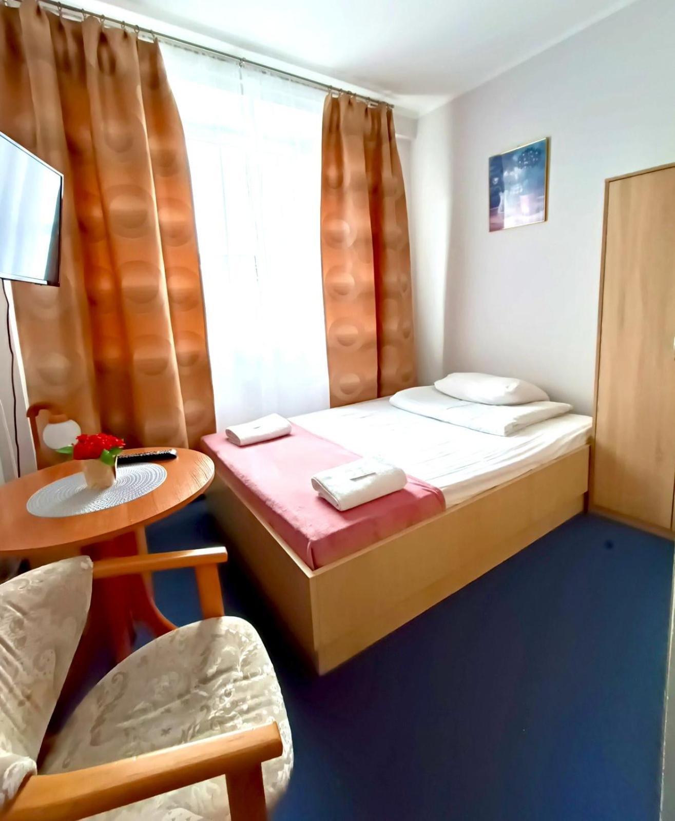 Auberge de jeunesse Sami Swoi Kutno Extérieur photo