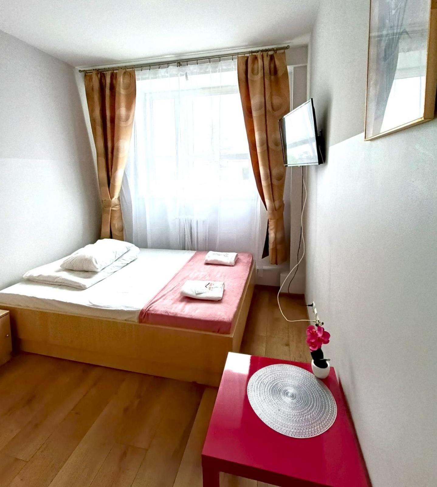 Auberge de jeunesse Sami Swoi Kutno Extérieur photo